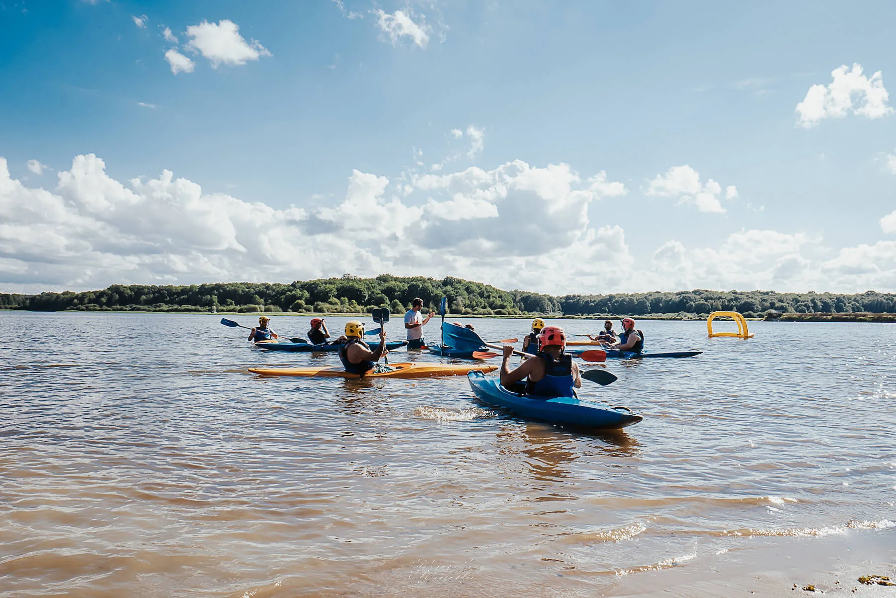 Activité de kayak-polo au lac du Bourdon à Saint-Fargeau