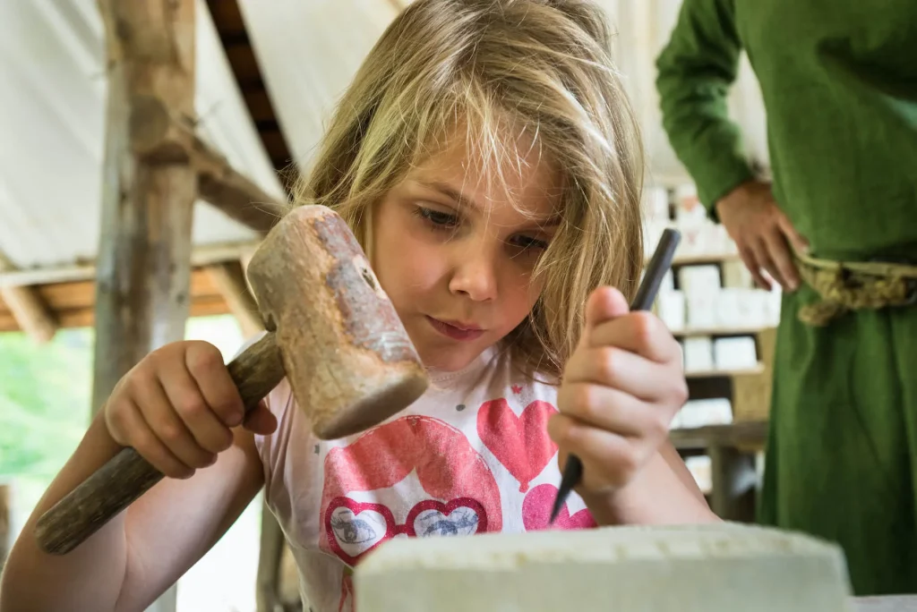 Atelier taille de pierre pour enfant à Guédelon