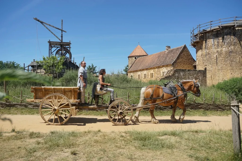 Arpège attelée au tombereau passe devant le château de Guédelon