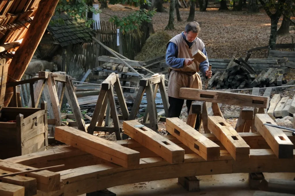 Charpente de la tour de la chapelle en cours d'assemblage à Guédelon