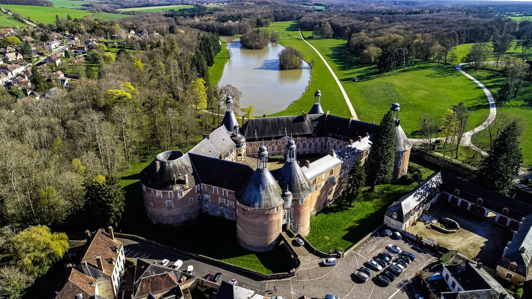 le domaine du Chateau de Saint-Fargeau vue du ciel