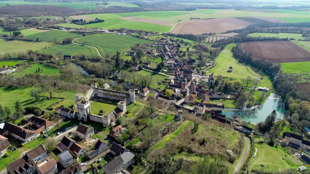 Vue drone village de Druyes-les-Belles-Fontaines