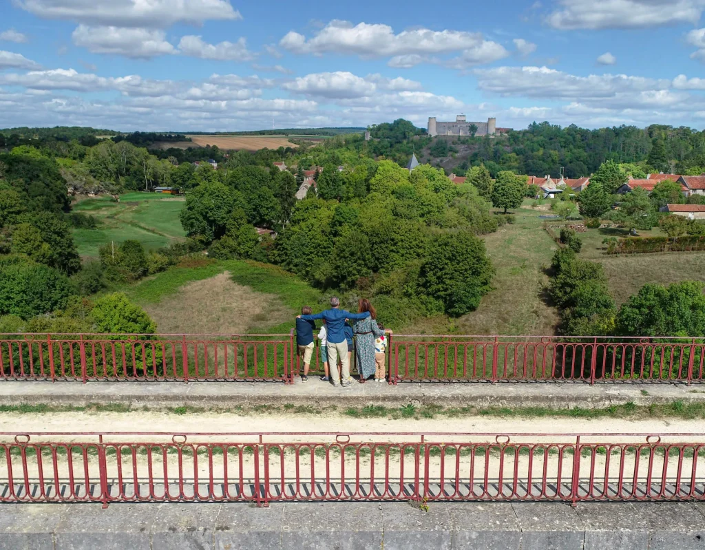 Découverte du chateau de Druyes depuis le viaduc