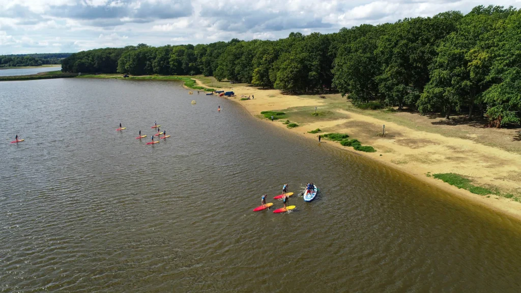 Vue aérienne du lac du Bourdon et ses activités nautiques