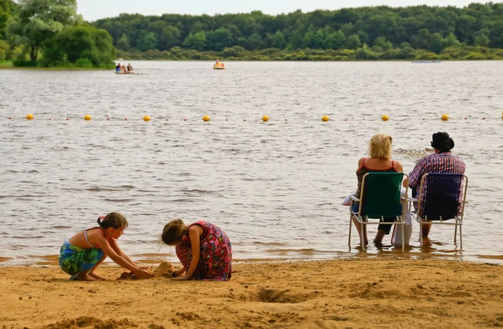 Jeux en famille au lac du Bourdon