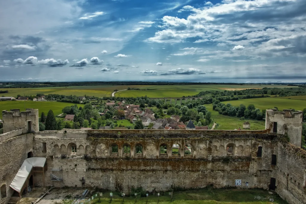 Panoramic view of the castle of Druyes-les-Belles-Fontaines