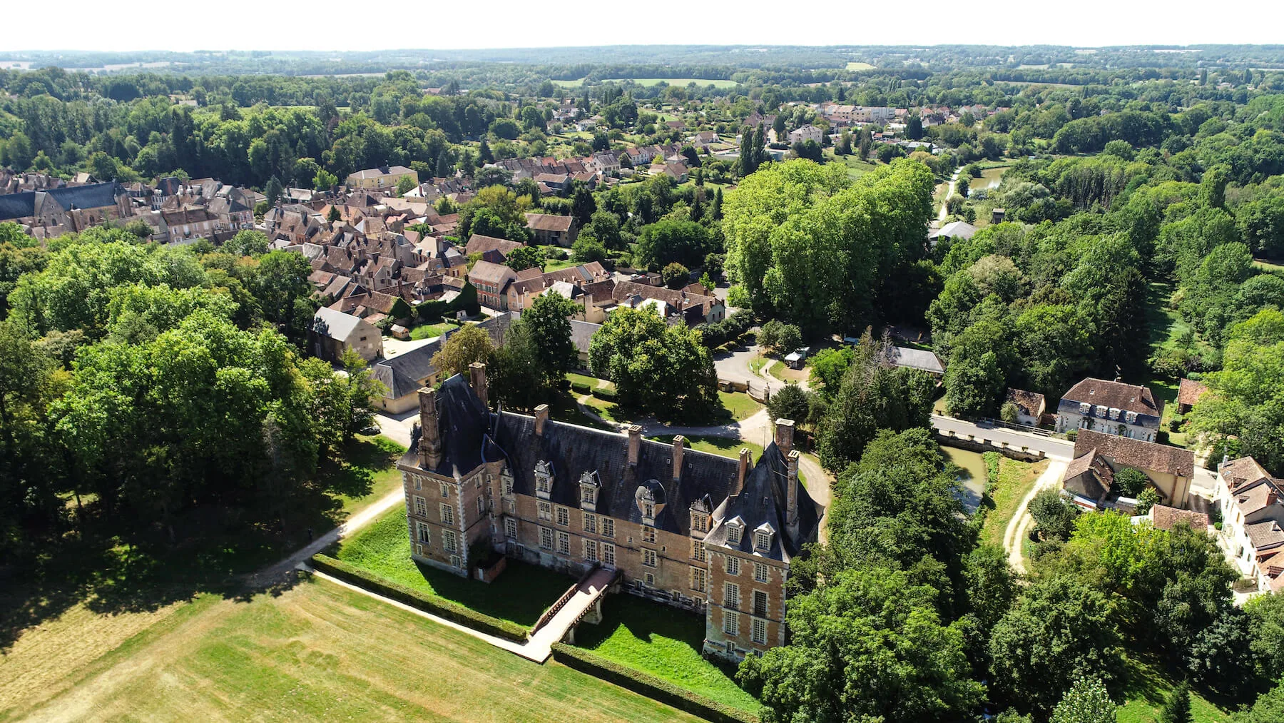 Le village et le Château de Saint-Amand-en-Puisaye depuis une vue aérienne