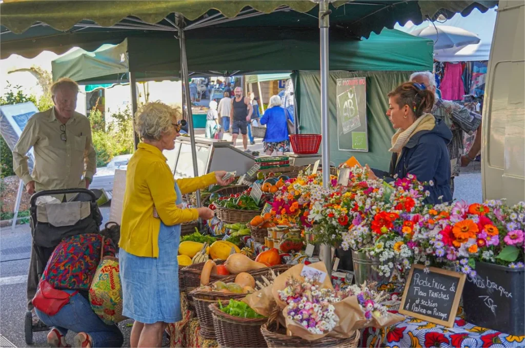 Marché du mercredi matin à Saint-Sauveur-en-Puisaye