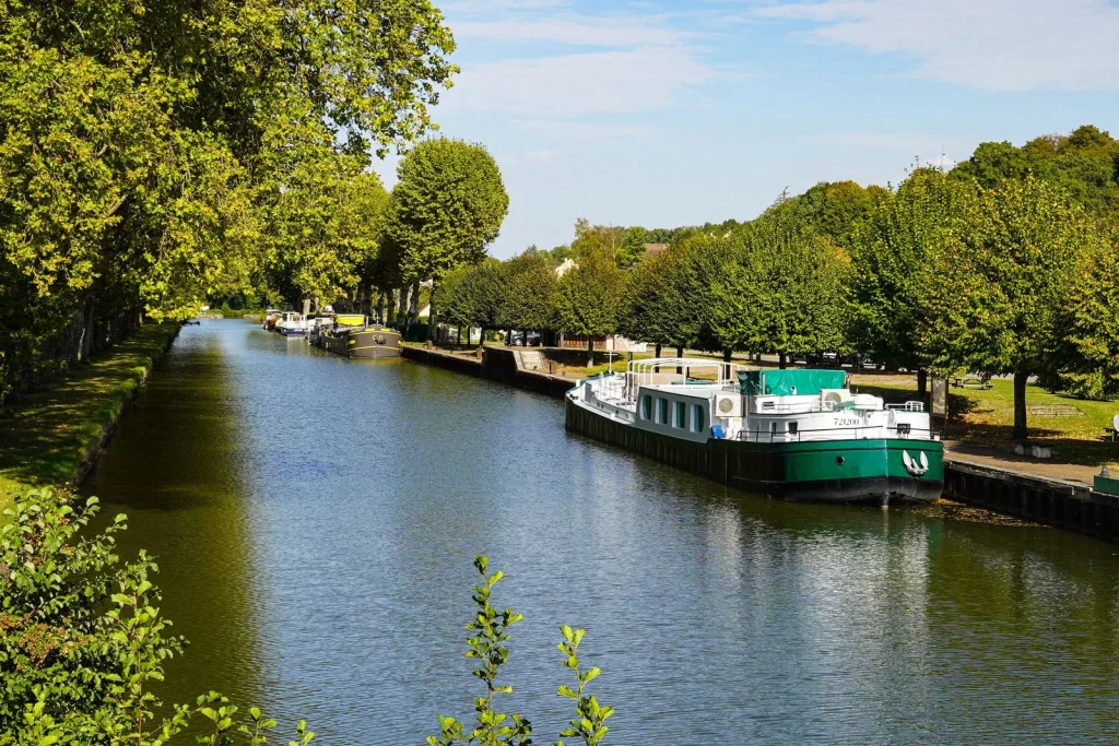 Canal du Loing in Rogny-les-Sept-Écluses