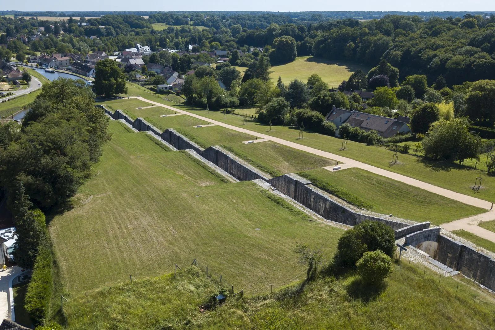 Les sept écluses du village de Rogny-les-Sept-Écluses