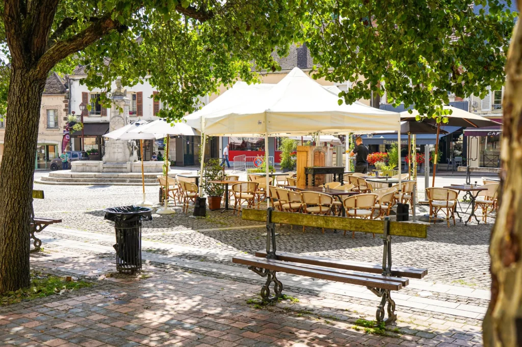 Centre ville de Toucy terrasse de restaurant