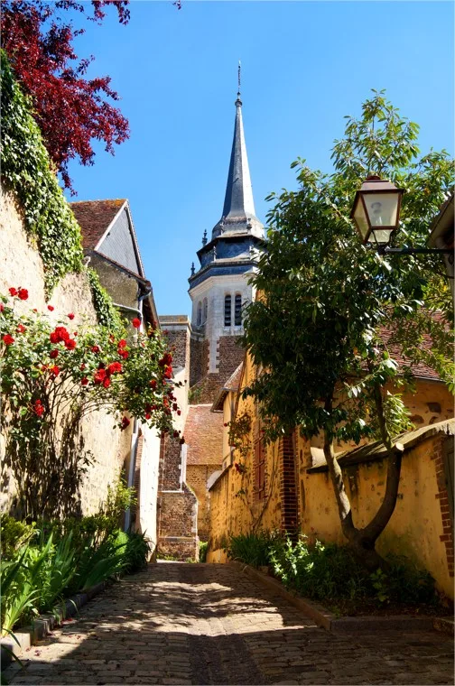 Paved street in Toucy