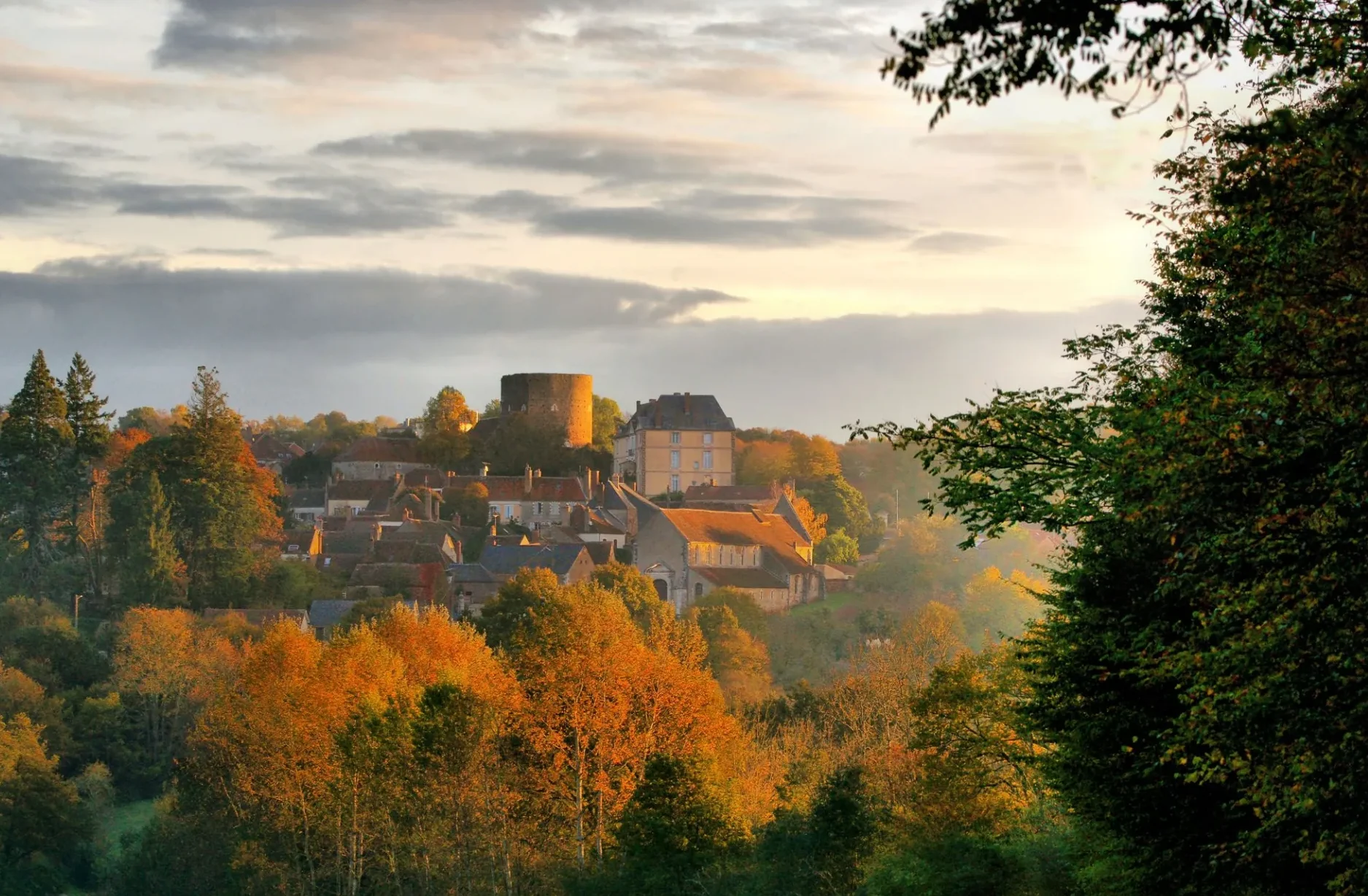 Village de Saint-Sauveur-en-Puisaye à l'automne