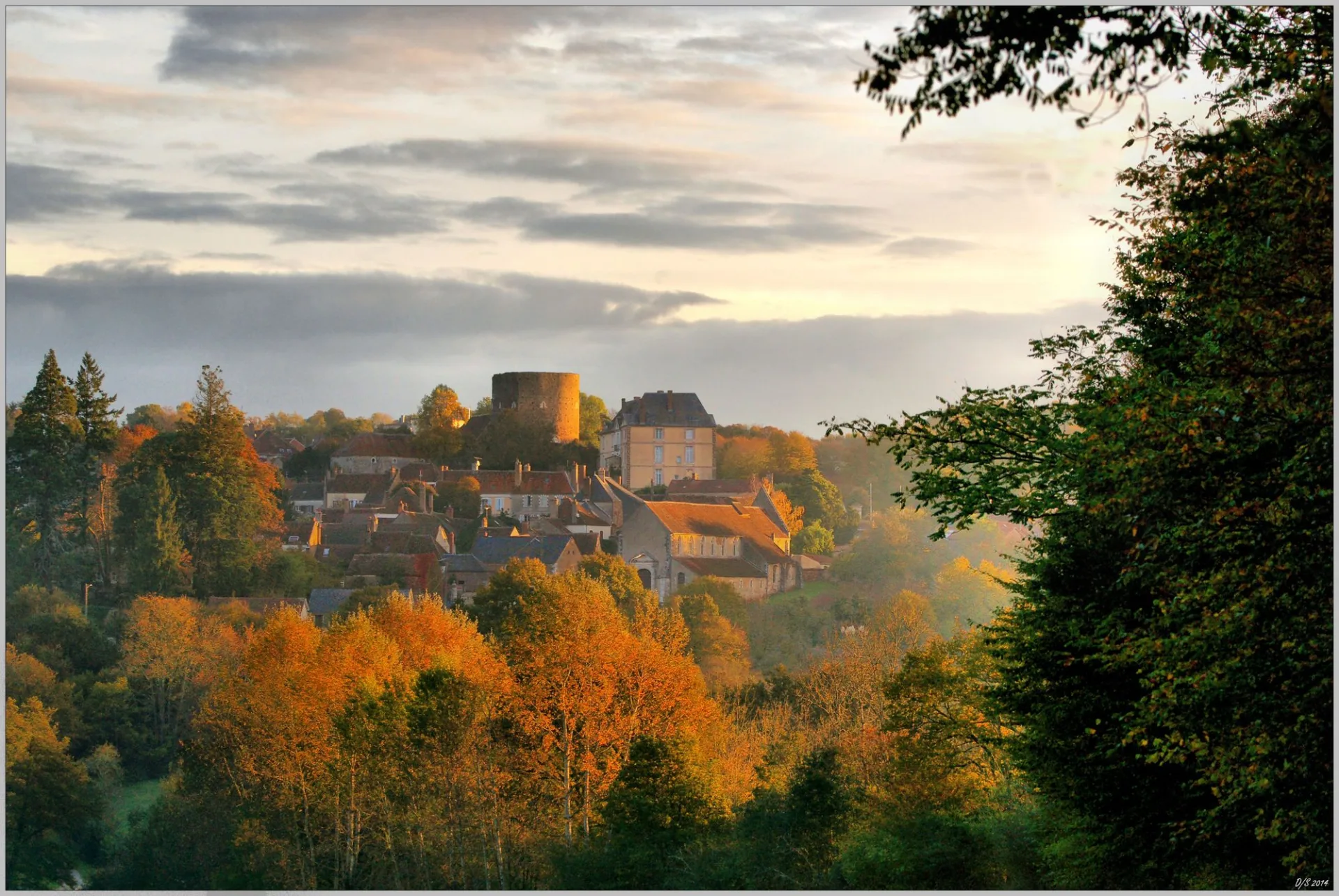 Village de Saint-Sauveur-en-Puisaye à l'automne