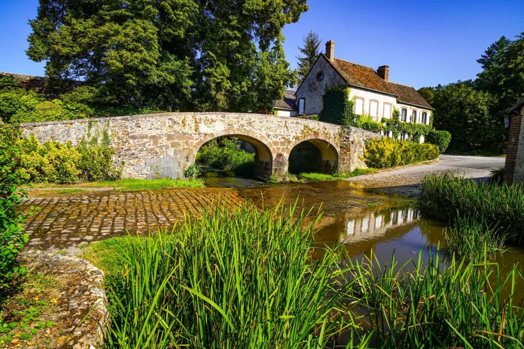 Le cours d'eau en plein cœur du village de Mézilles