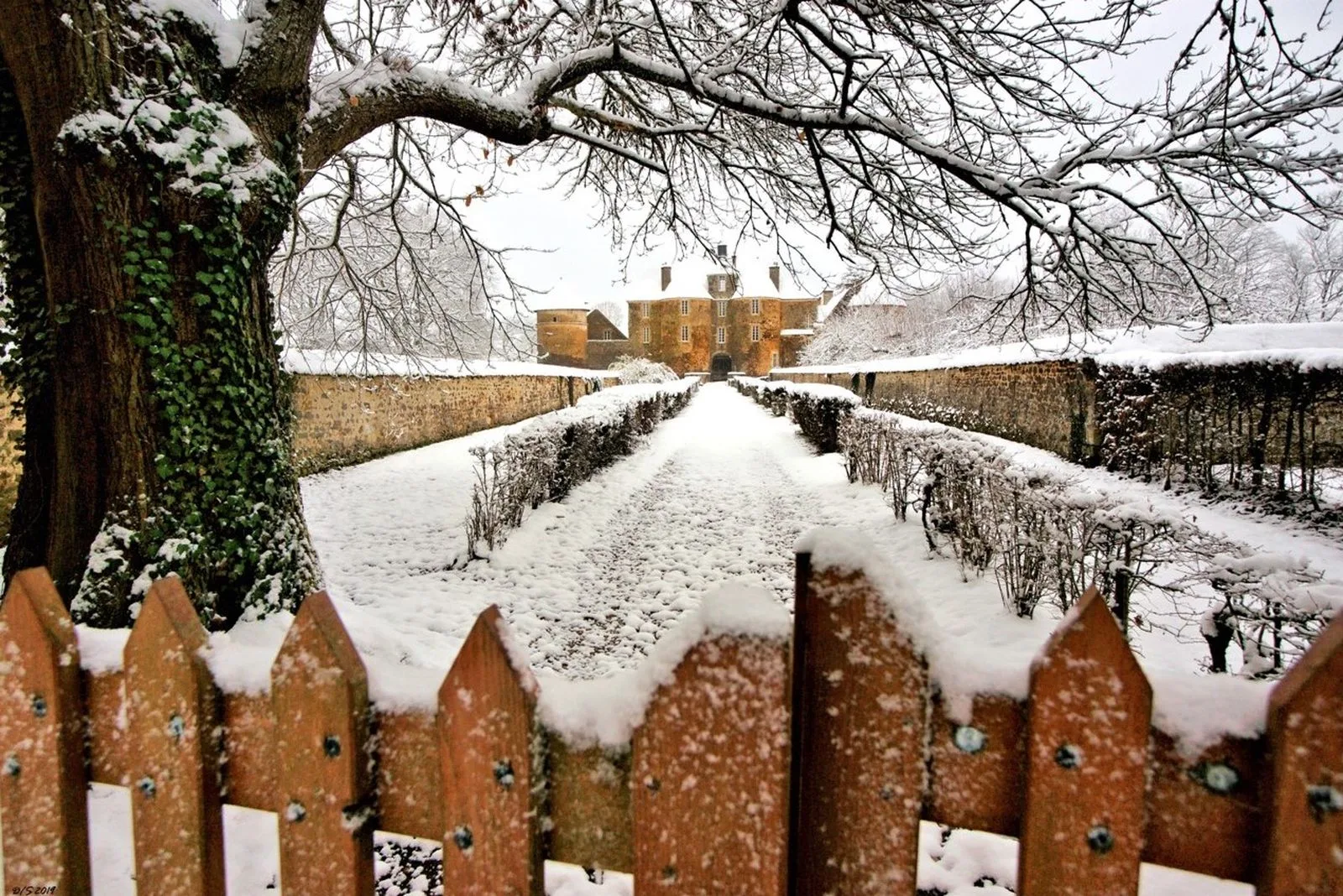 Le château de Ratilly sous la neige