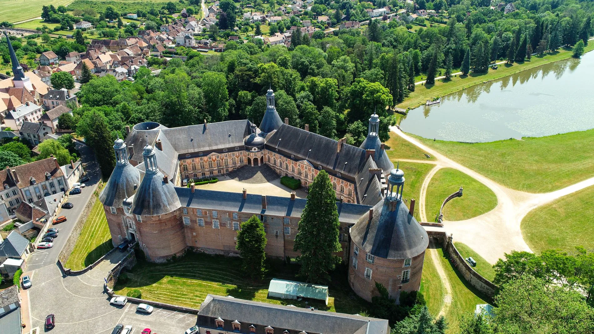 Vue aérienne du château de Saint-Fargeau en Puisaye