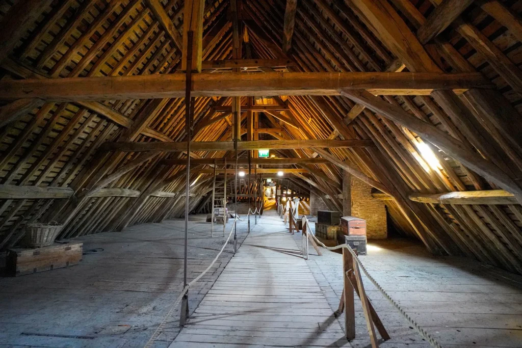 Charpentes sous les toits du château de Saint-Fargeau