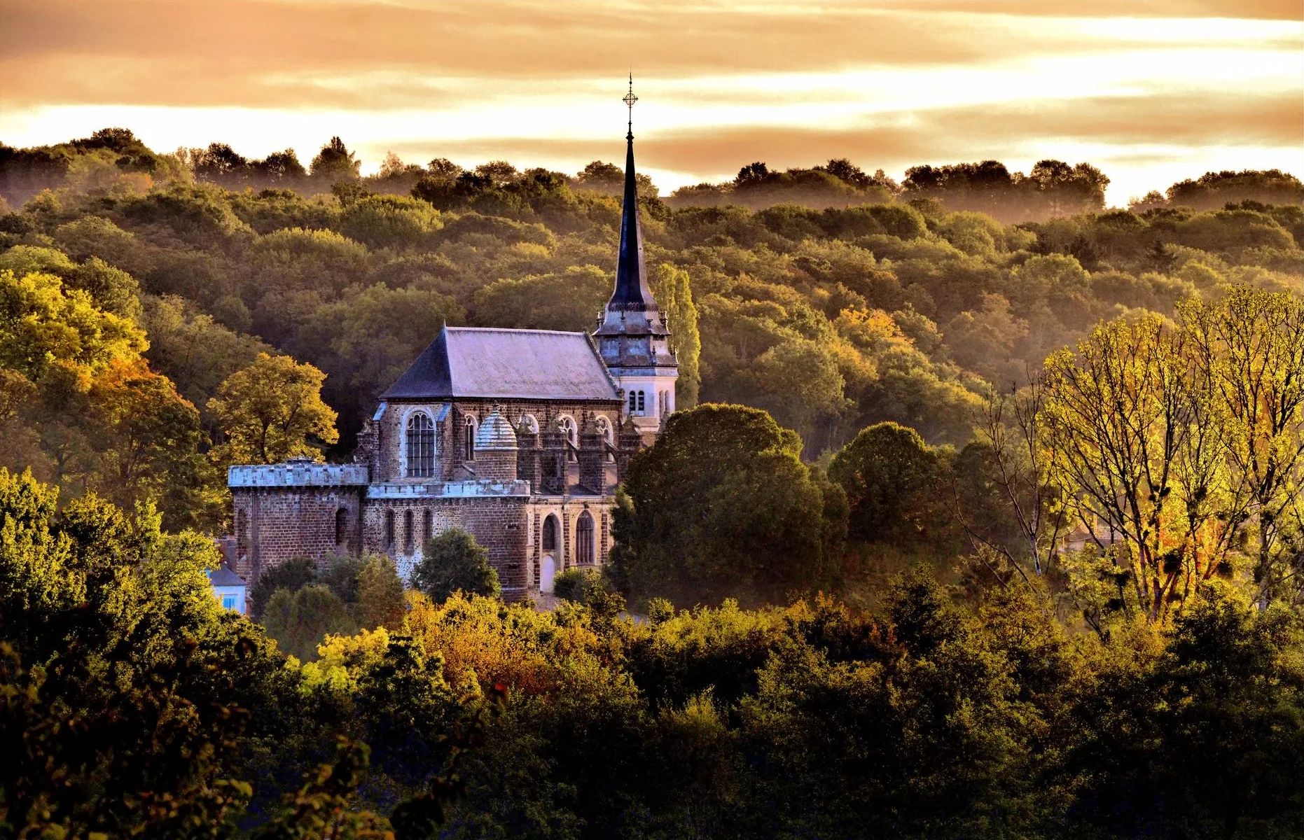 L'église de Toucy en automne