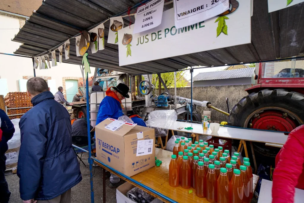 Vente de jus de pommes à la fête de la Châtaigne de Diges