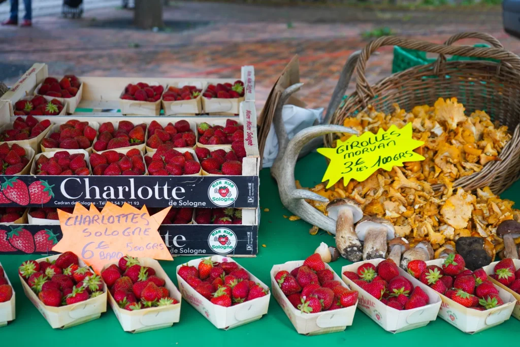 Charlotte strawberries and chanterelles at the Toucy market