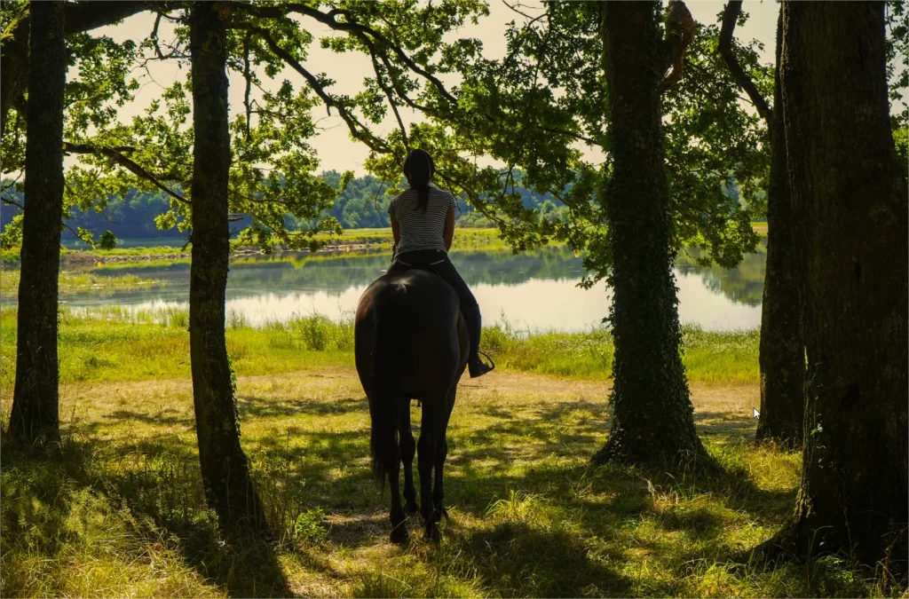 Anaïs fait du cheval au bord du Lac du Bourdon à Saint-Fargeau
