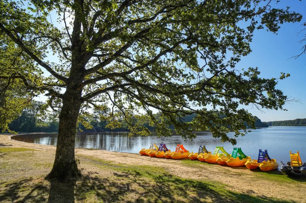 Lac du Bourdon beach in Saint-Fargeau