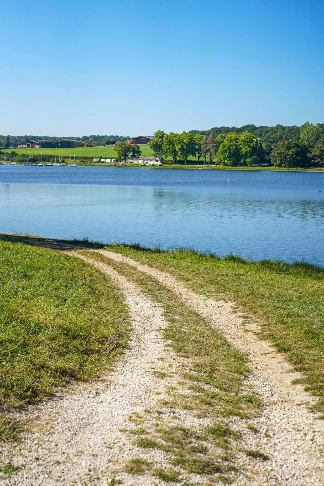 Un chemin de promenade au bord de l'eau du Bourdon de Saint-Fargeau