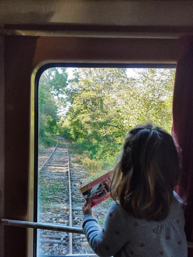 Enfant en visite dans le train touristique