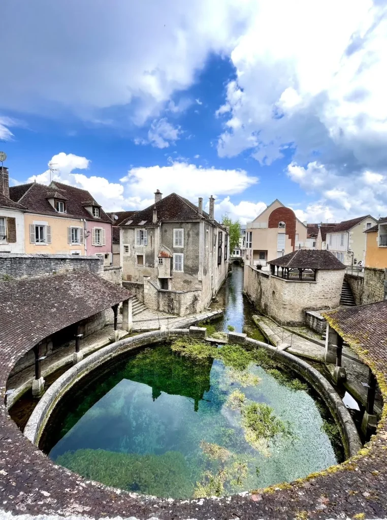 La Fosse Dionne de Tonnerre with view of the village