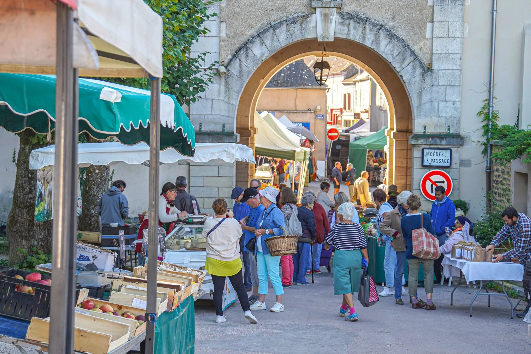 jour de marché à Saint-Sauveur-en-Puisaye