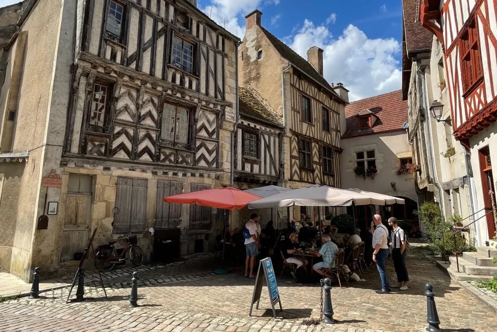 the restaurant terraces in Noyers sur Serein