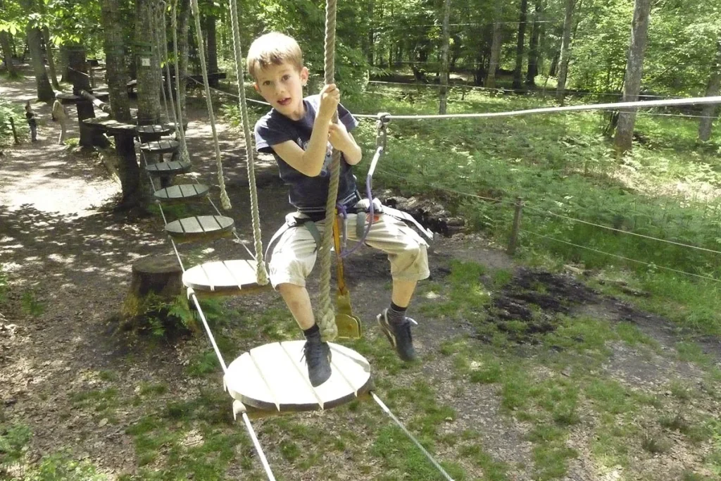 Treetop adventure course in the Bois de la Folie in Treigny