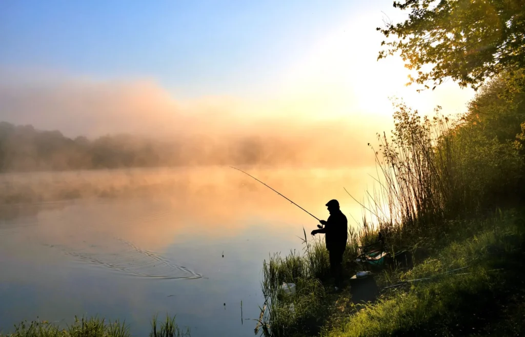 Un pêcheur dans la brume du Lac du Bourdon