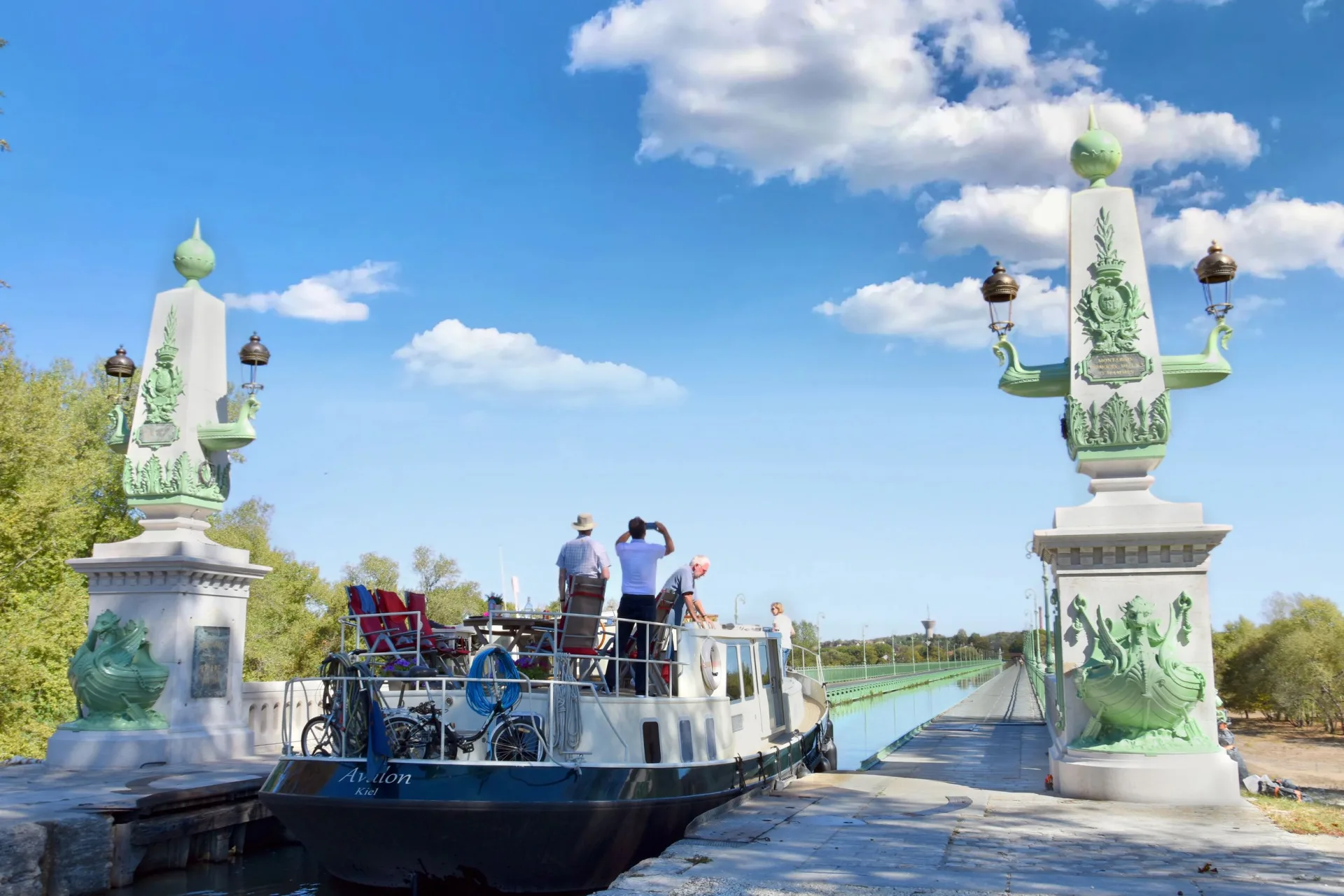 Pont-canal de Briare avec un bateau de plaisanciers