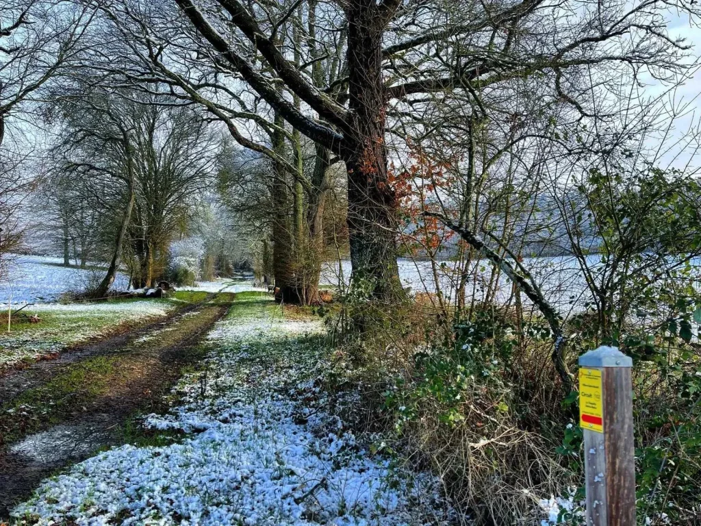 randonnée à Villiers-Saint-Benoit sous la neige en hiver