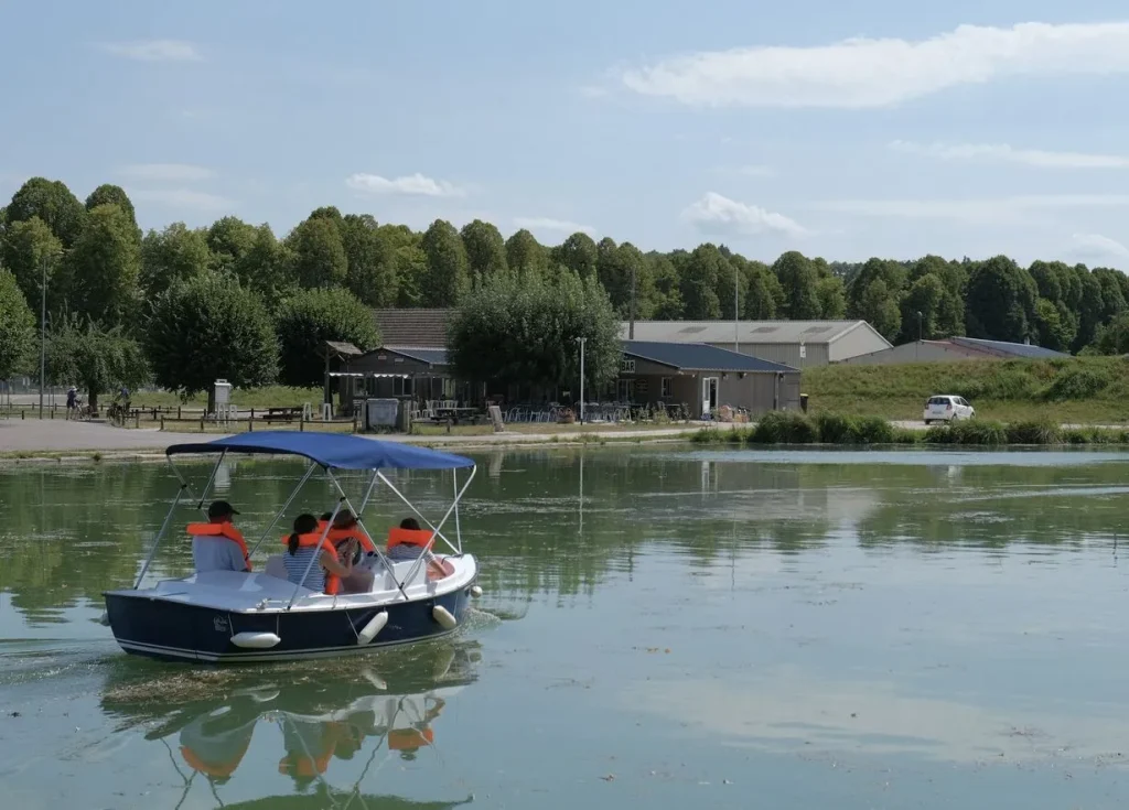 Promenade en famille sur le canal de Bourgogne