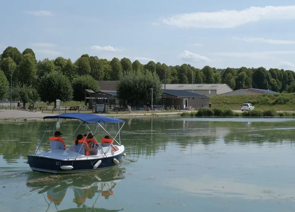 Family walk on the Burgundy canal