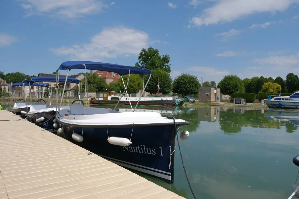 Bateau de plaisance sur le Canal de Bourgogne à Tanlay