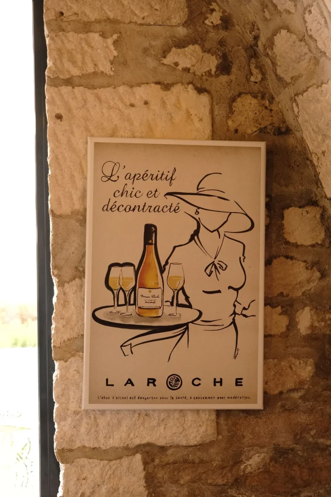 Affiche au domaine viticole Laroche "l'apéritif chic et décontracté"