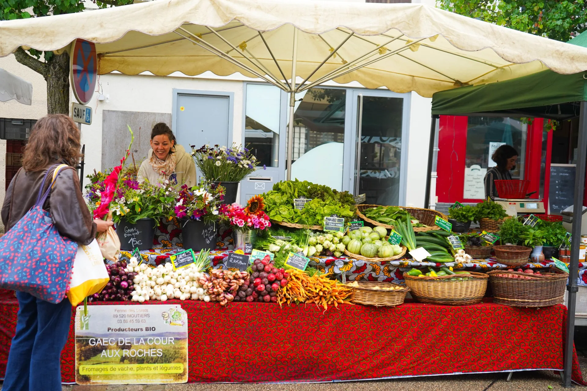Stand de fleurs au marché hebdomadaire de Toucy