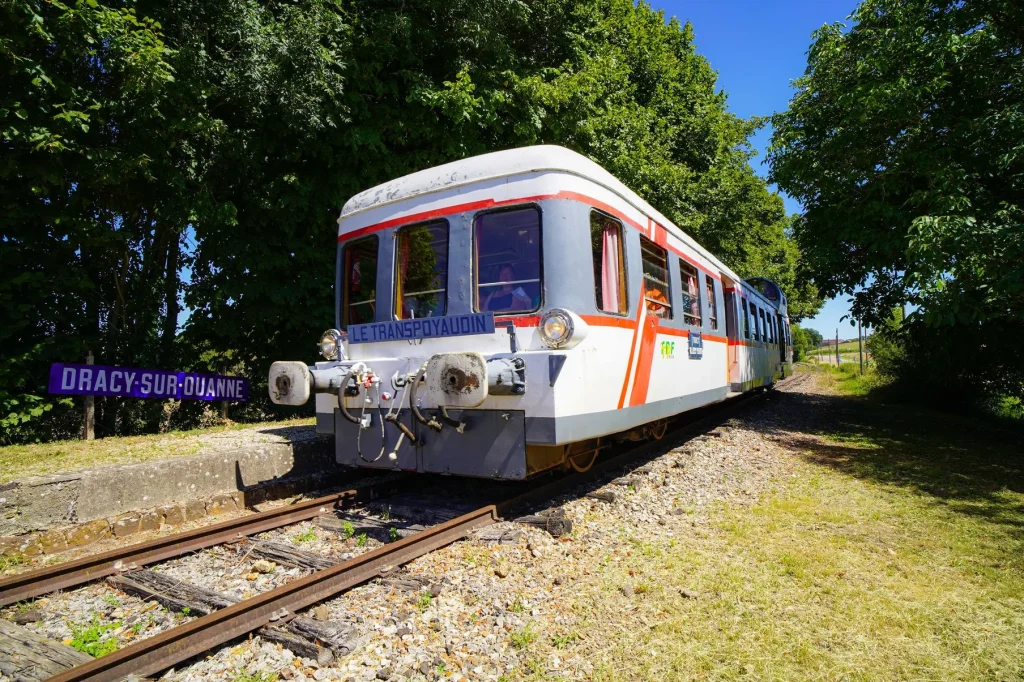 Le train touristique arrive à Dracy