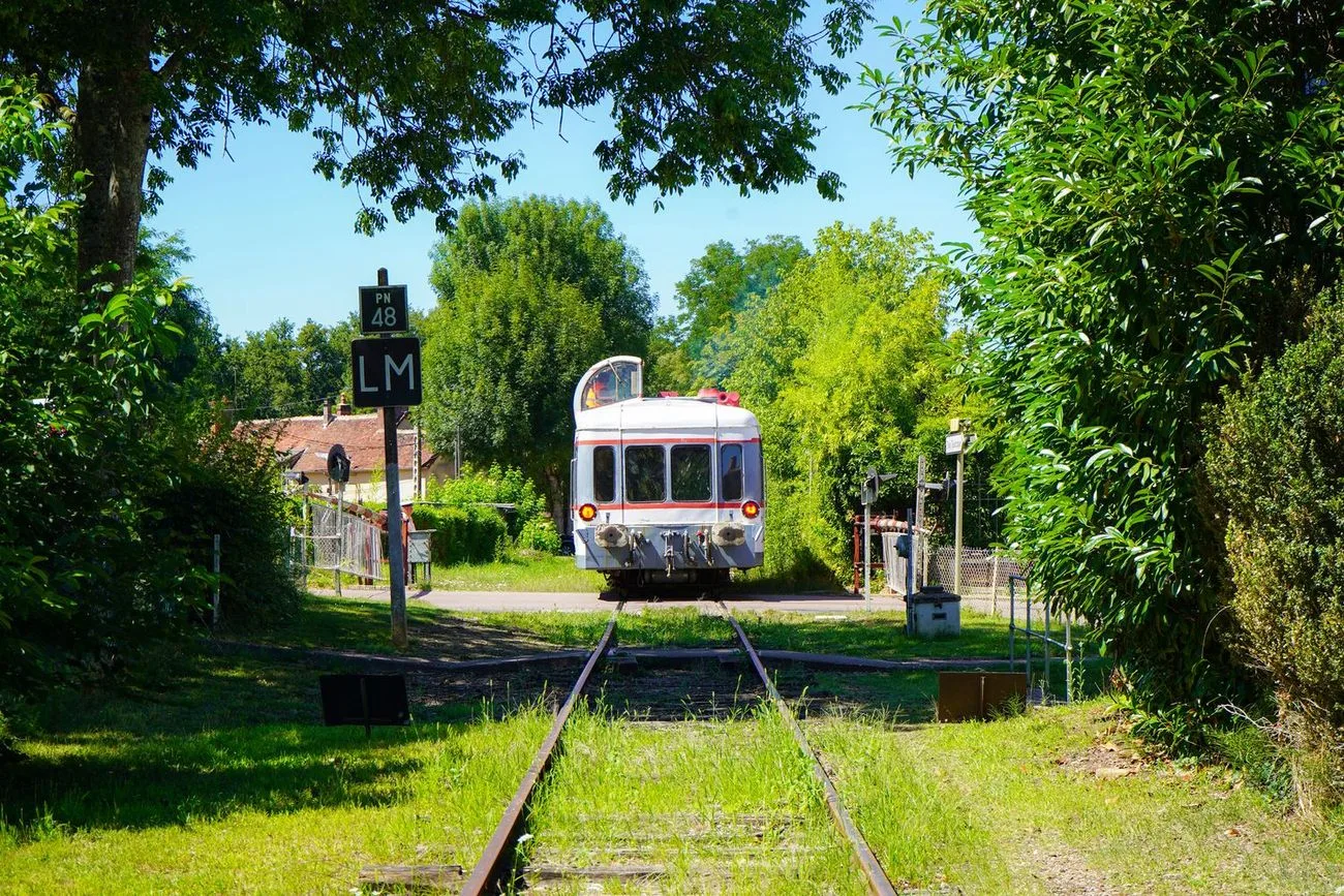 Train touristique de Toucy au passage à niveau