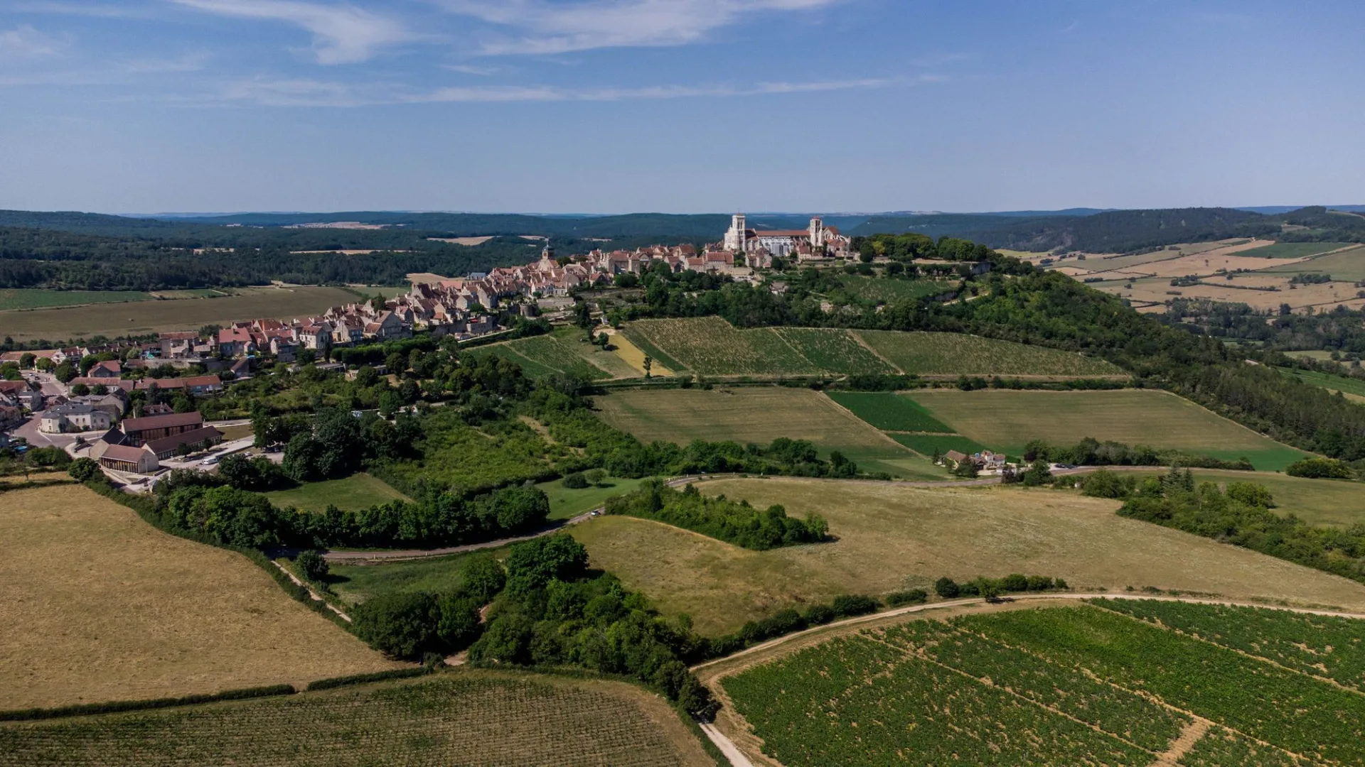 Le village de Vezelay surplombant les vignes environnantes