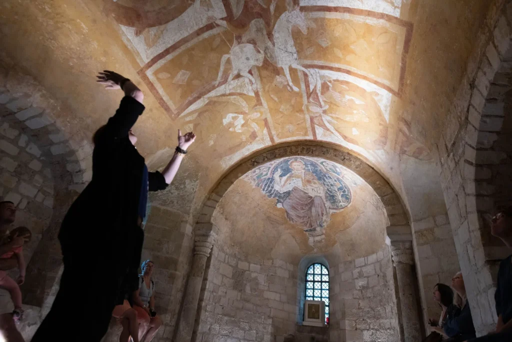 Cathédrale Saint-Étienne avec les peintures de la crypte pendant une visite guidée