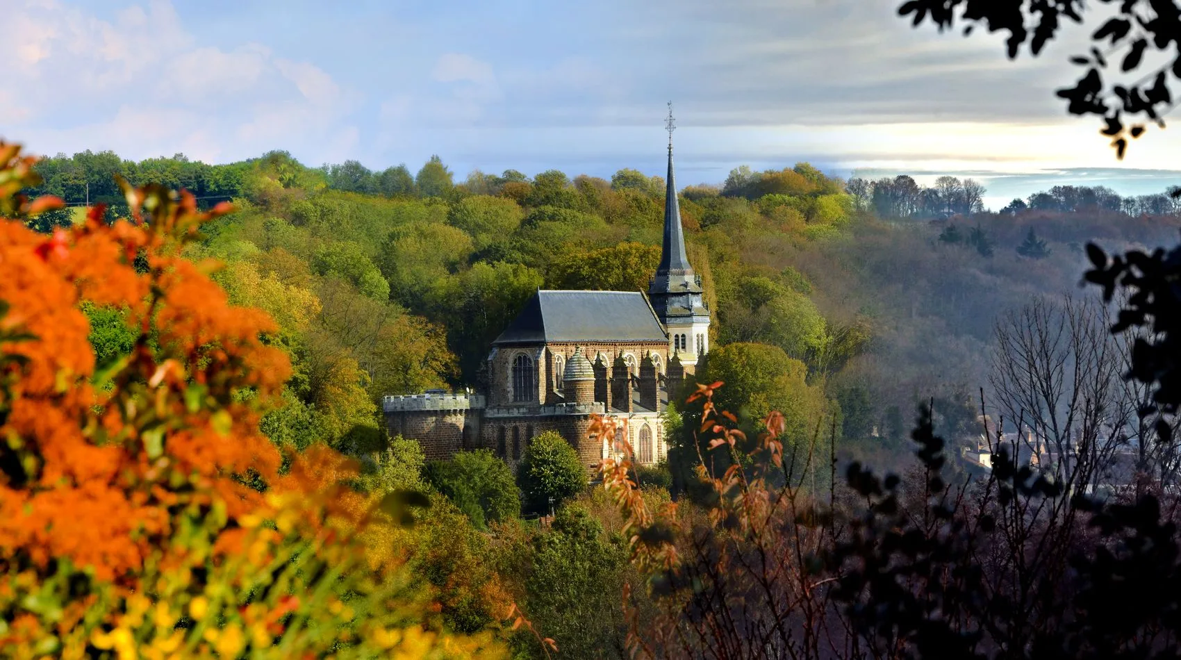 vue sur l'église de Toucy entre automne et hiver