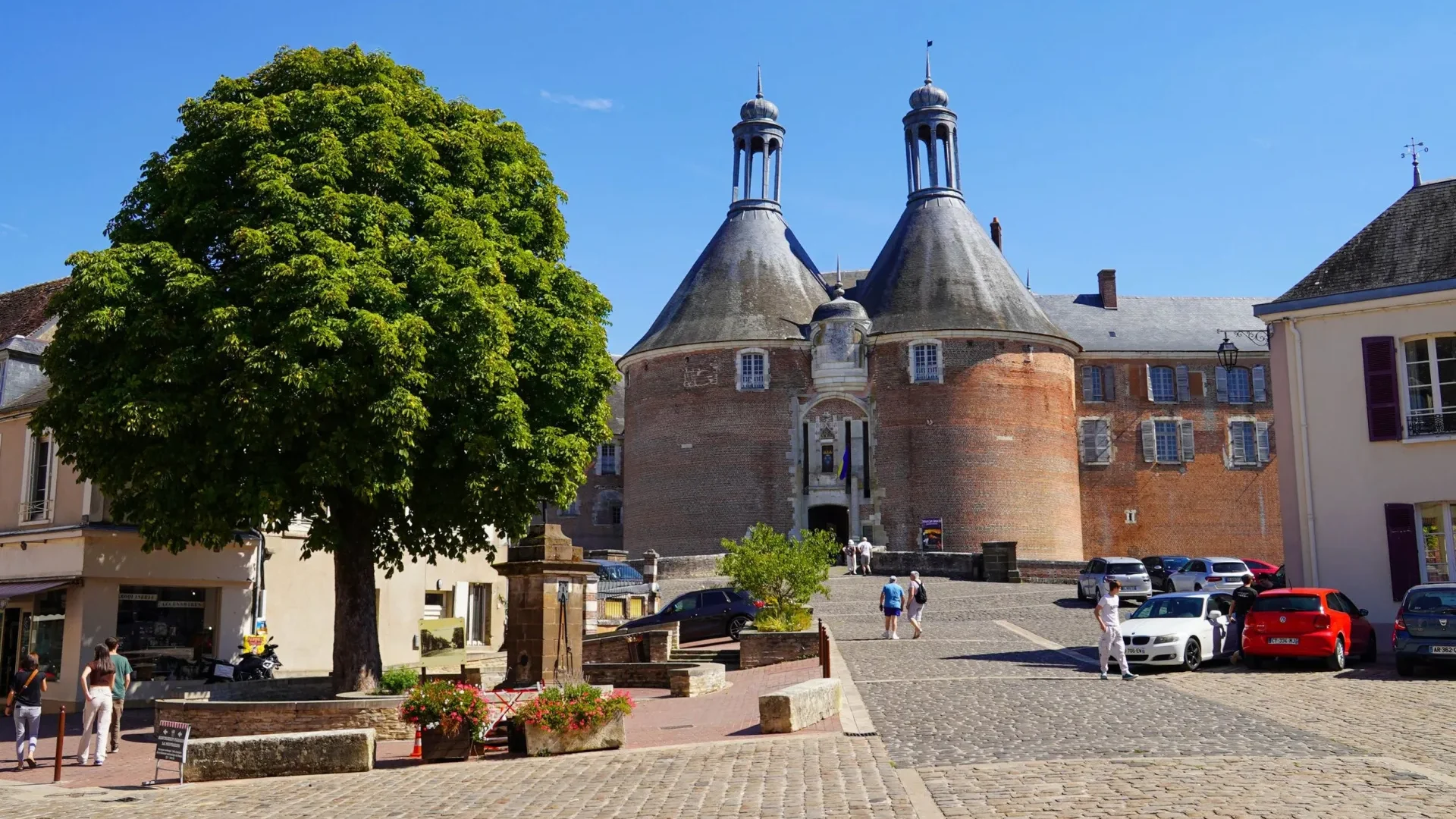 Centre ville du village de Saint-Fargeau et son château