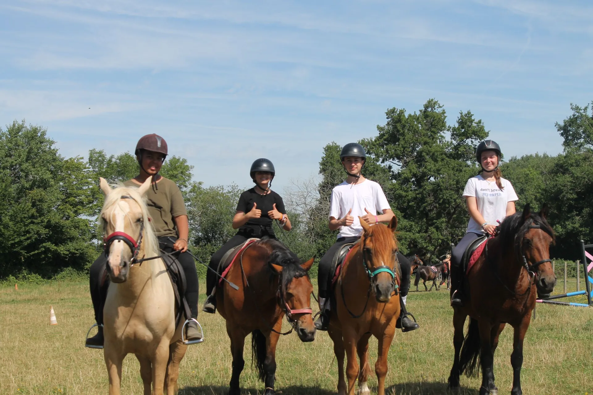 Cours d'équitation entre jeune au domaine equestre