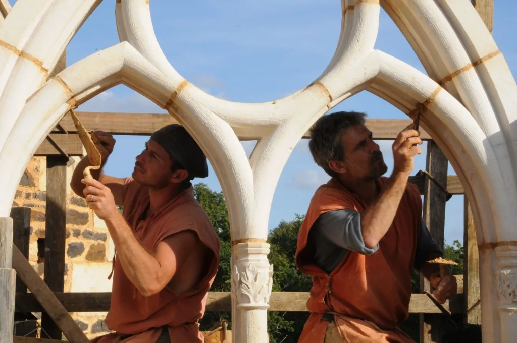 Masonry of the tracery window of the chapel in Guédelon