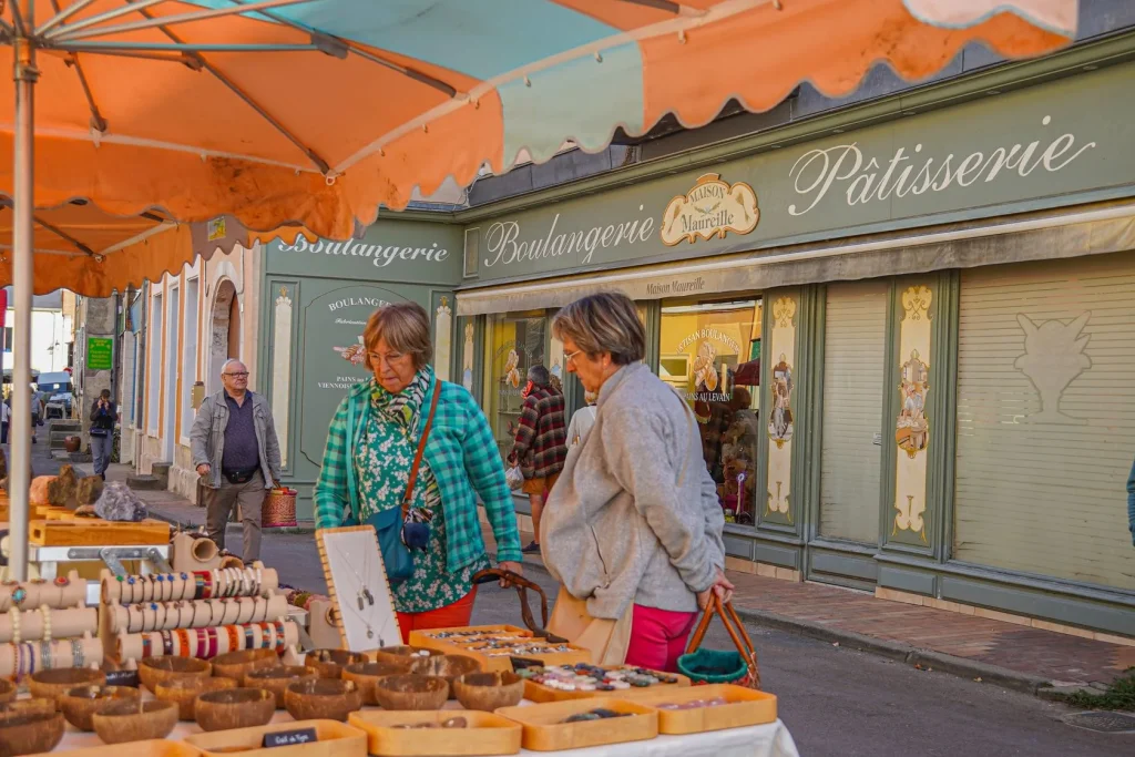 marché de Saint Sauveur, face à la boulangerie Maureille